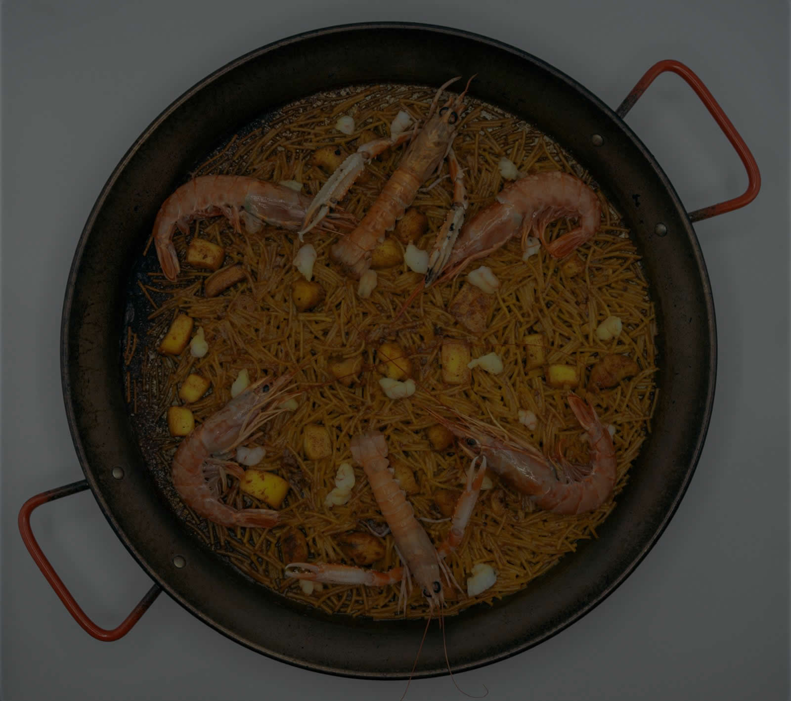Paella recién hecha servida para compartir en la mesa